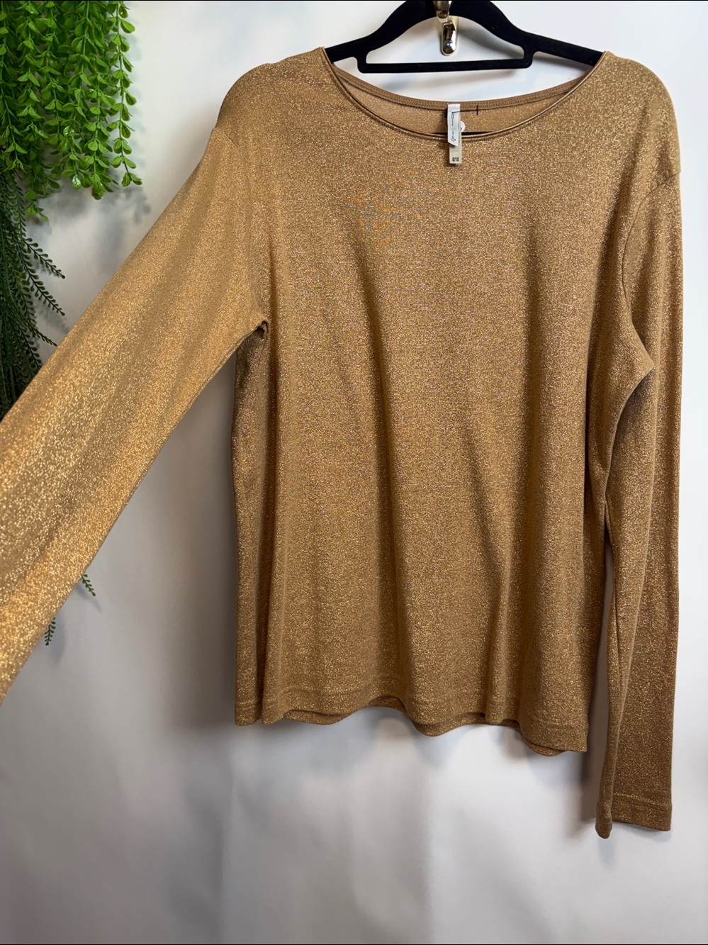 White stag Gold shimmer round neck/ long sleeve top. Size 8-10